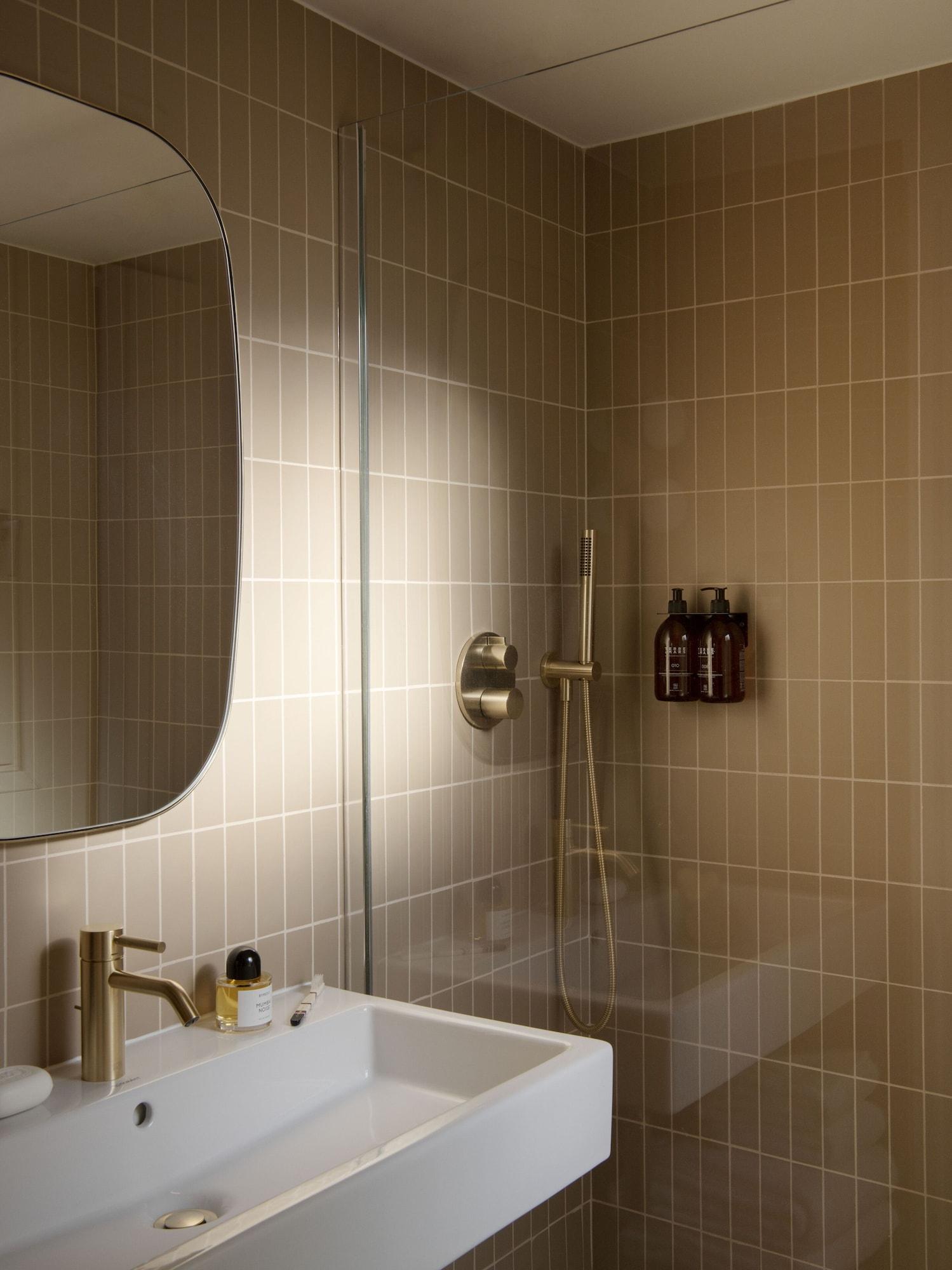 Adjoining, Double Bed، Hotel Nuage Paris 8 3/4