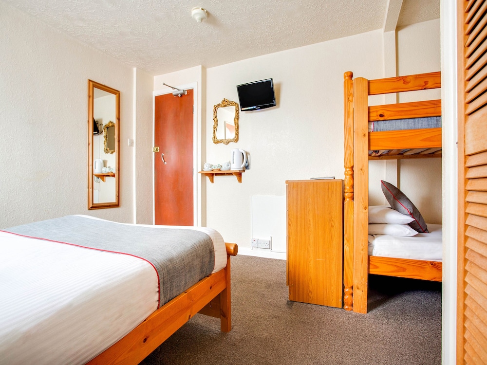 Oyo Godolphin Arms Hotel 30/67