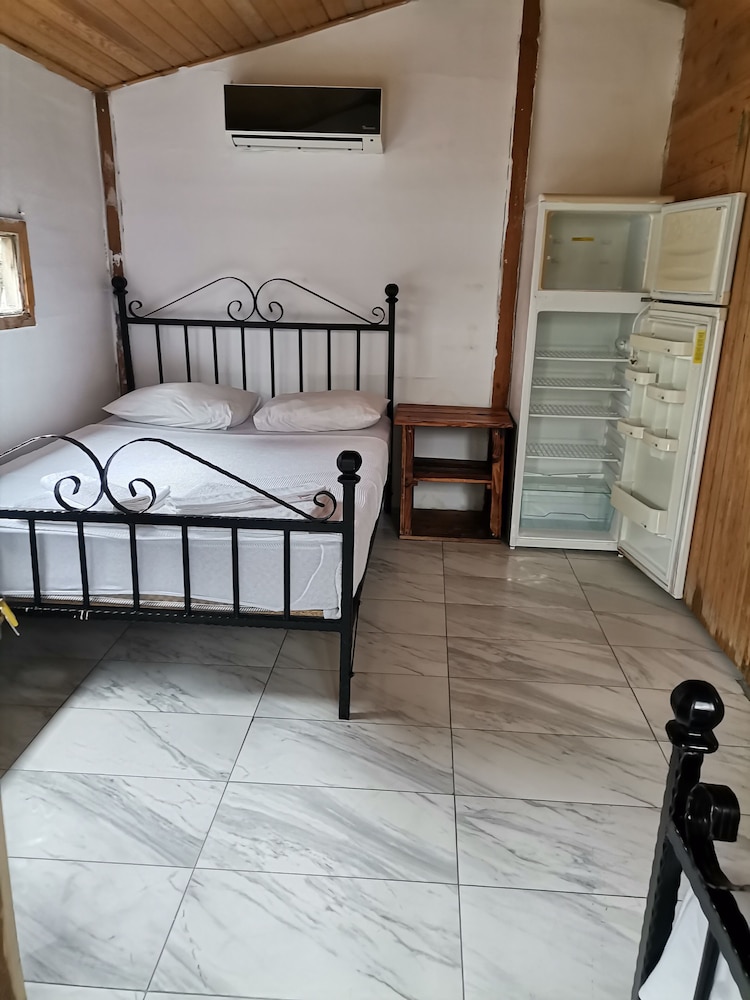 BUNGALOW, TWIN BEDS