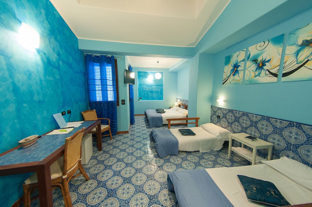 Petit Hotel 19/50