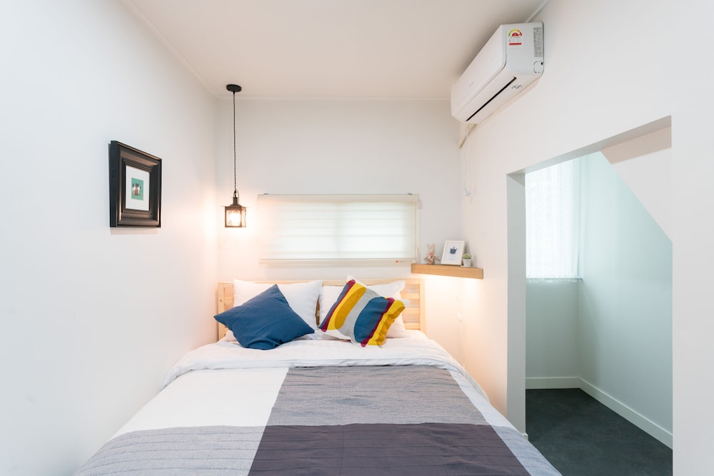 Neat House Hongdae 15/50
