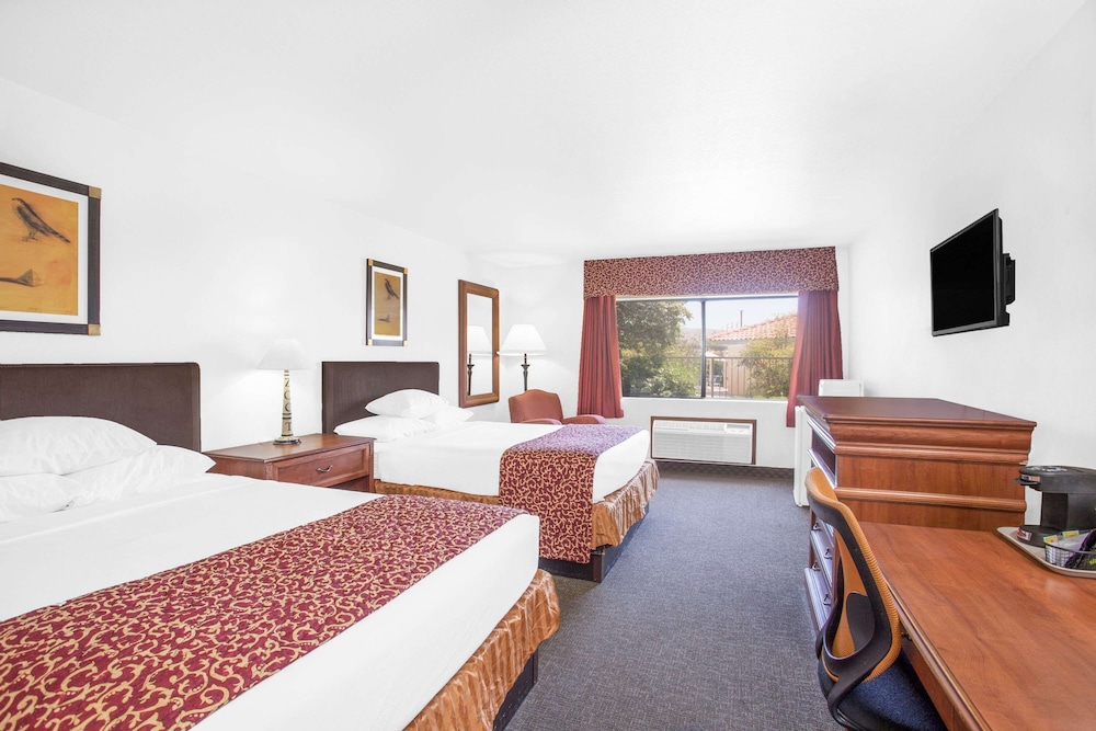 Ramada By Wyndham Barstow 15/36