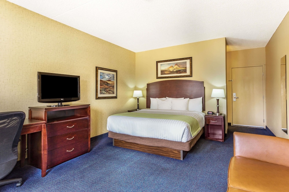 Days Inn & Suites by Wyndham Mesa Near Phoenix 12/36