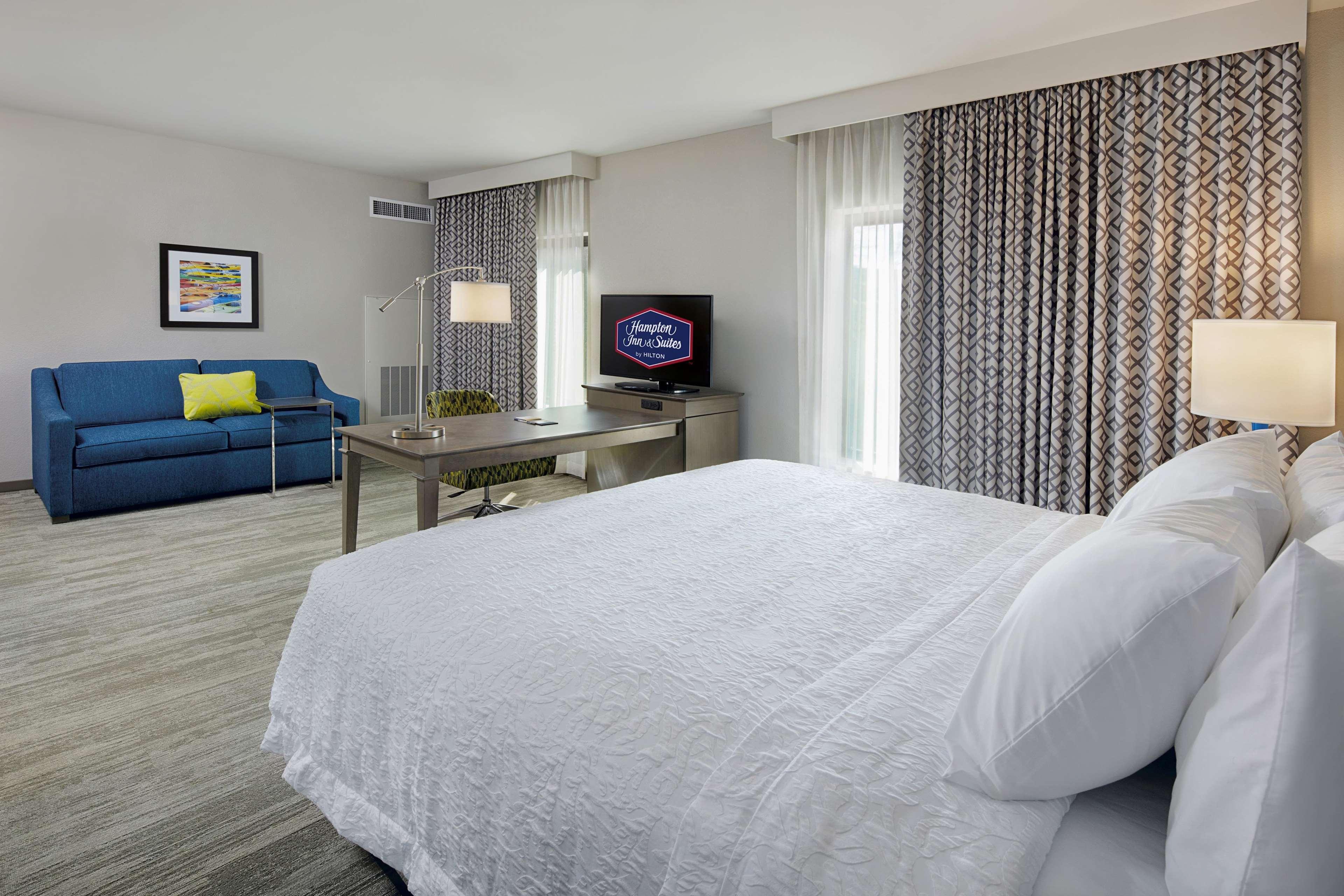 STUDIO, SUITE, KING BED