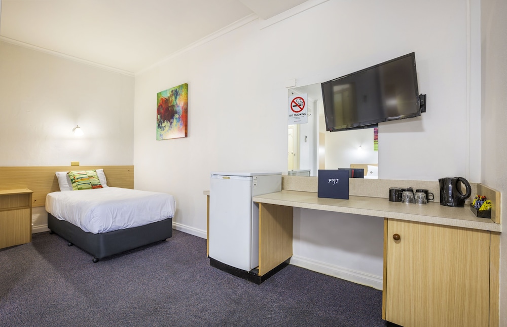 BOOMERANG HOTEL 10/48