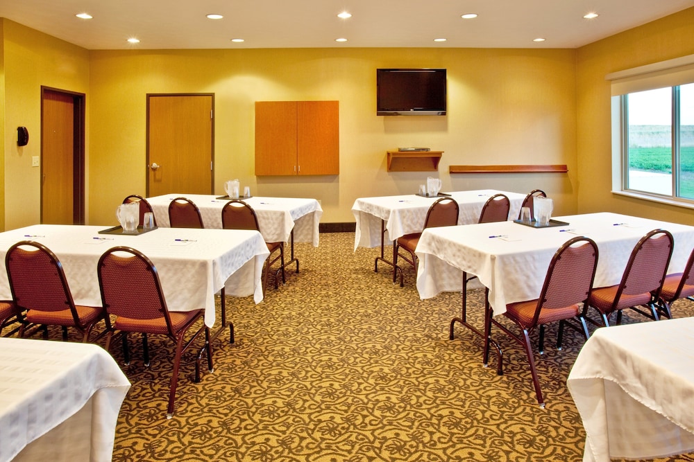 Holiday Inn Express Hotel Suites Sheldon 33/33
