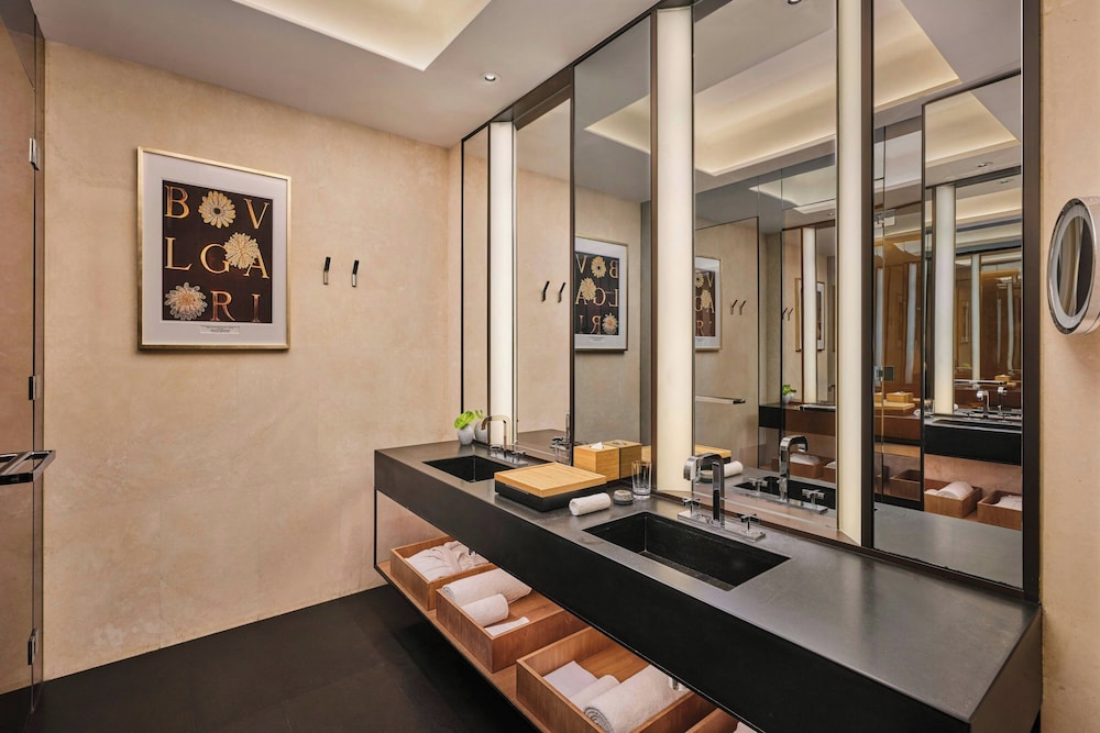 غرفة ديلوكس بسريرين مزدوجين بإطلالة على المدينة، The Bulgari Hotel Beijing 6/6