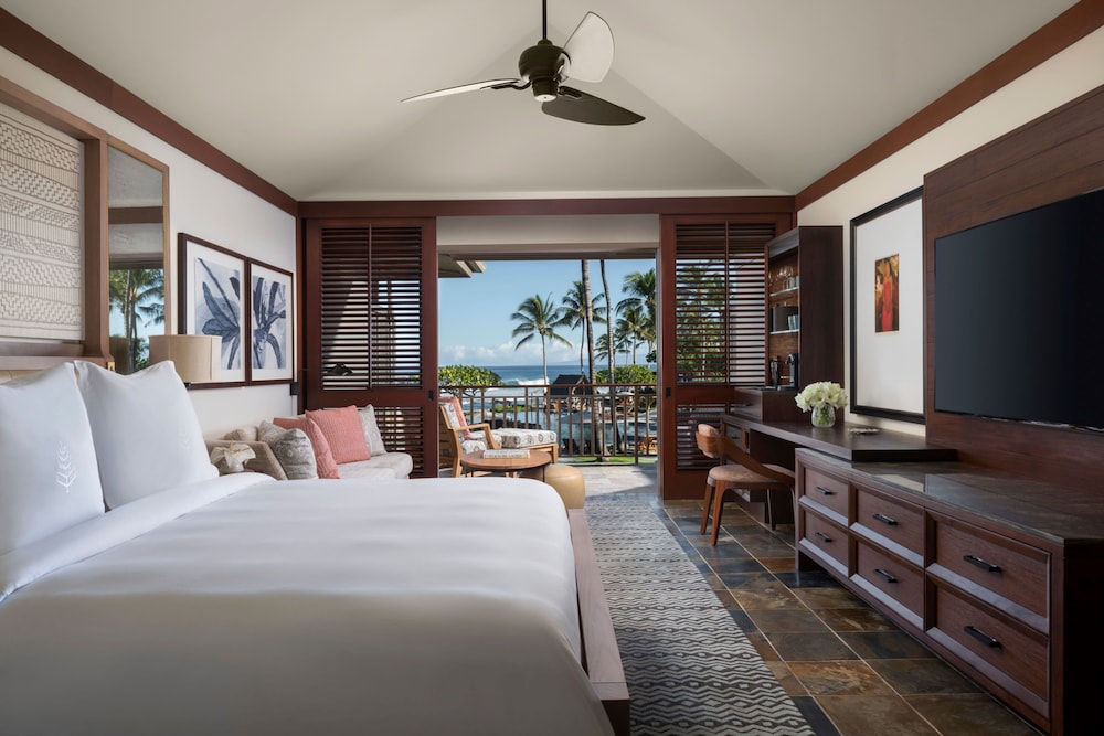 ROOM, KING BED, PARTIAL OCEAN VIEW, SOFA