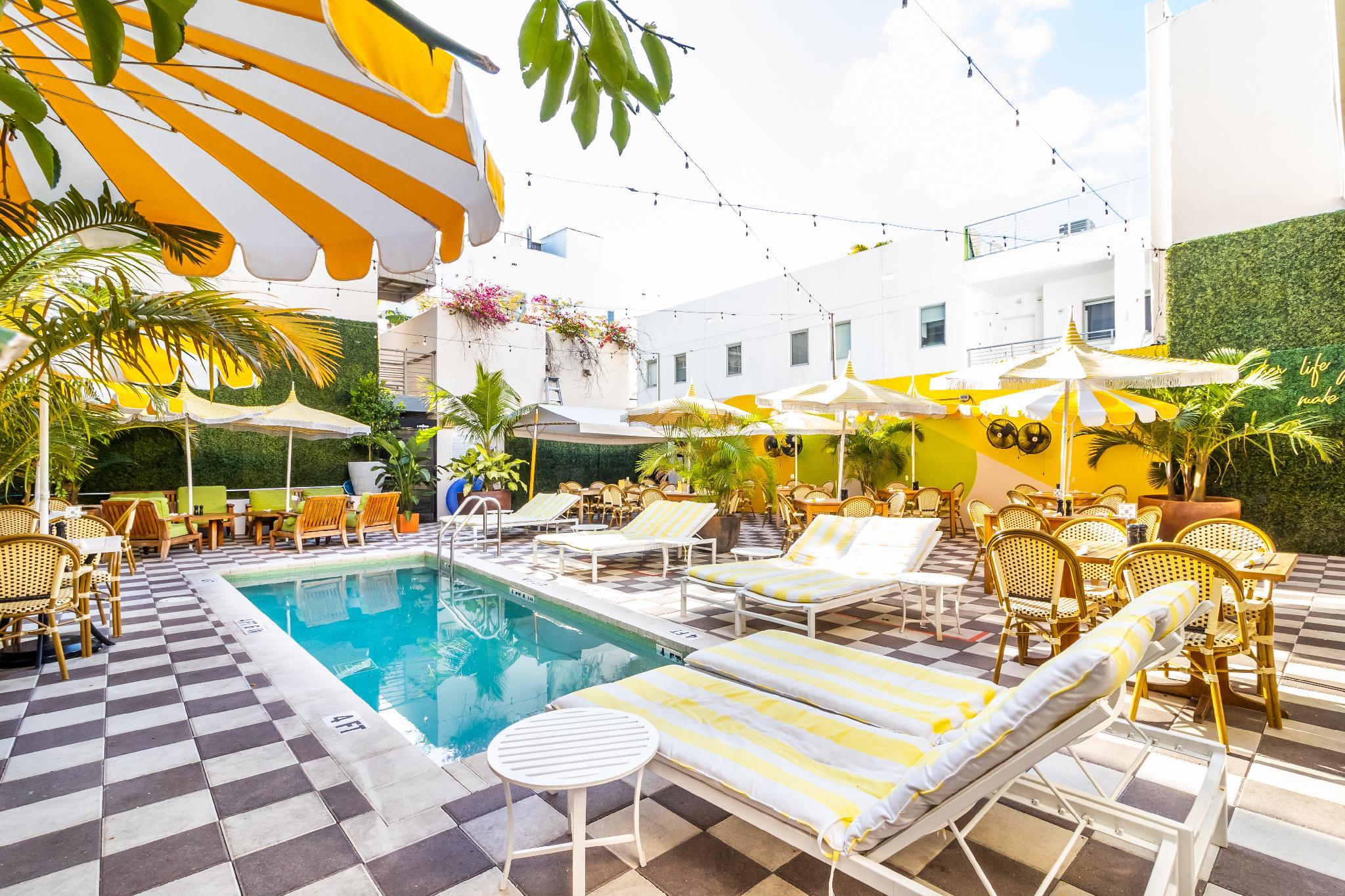غرفة كلاسيكية بسرير مزدوج بشرفة