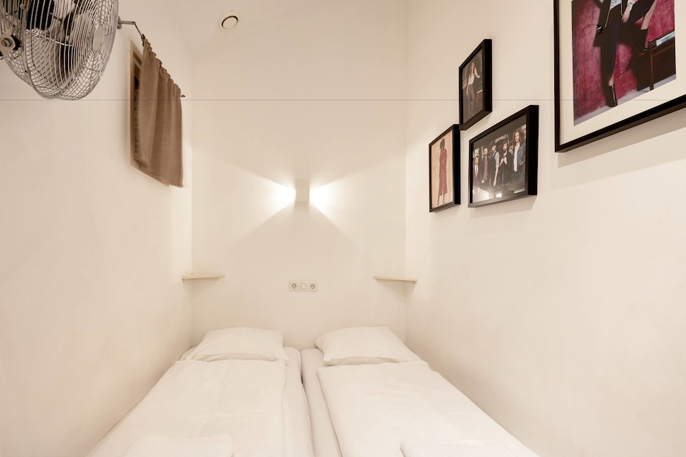 Hotel Not Hotel 21/77