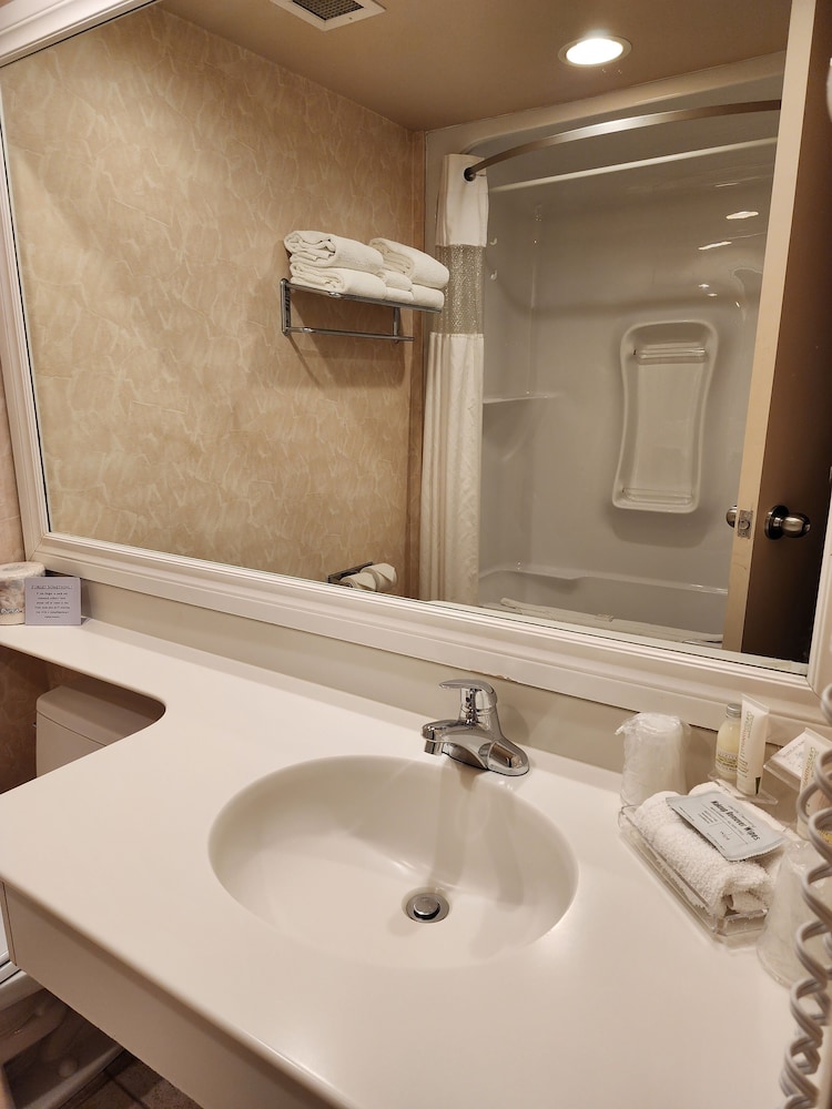 Travelodge By Wyndham Spruce Grove 49/50