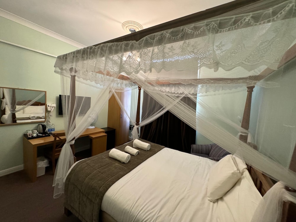 The George Hotel 25/50