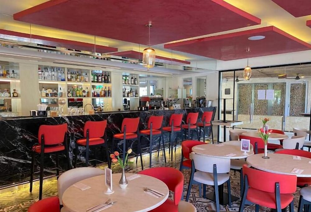 Tropicana Suites Deluxe Beach Club & Pool 40/50