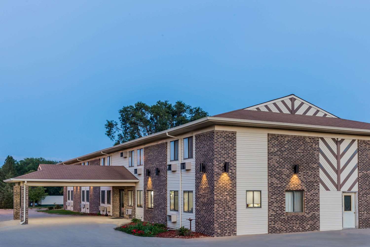 Super 8 By Wyndham Madison 4/22