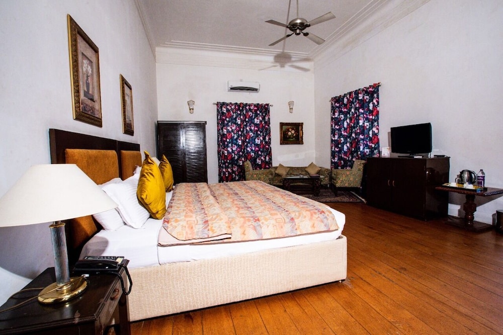 LUXURY, SUITE, KING BED
