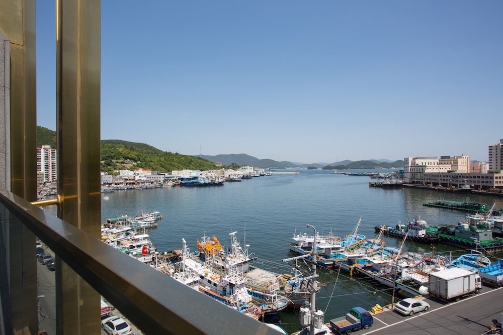 Tongyeong Anchovy Tourist Hotel 34/36