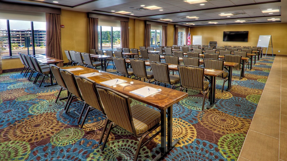 Holiday Inn Express Suites Pittsburgh Sw Southpointe 62/72