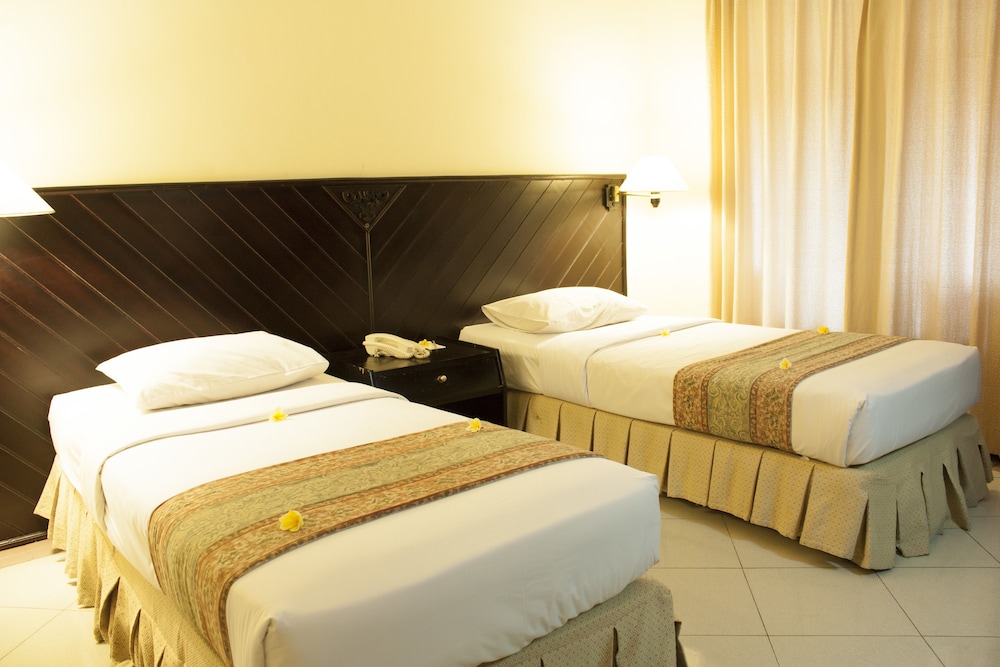 DELUXE, DOUBLE OR TWIN BED, POOL VIEW