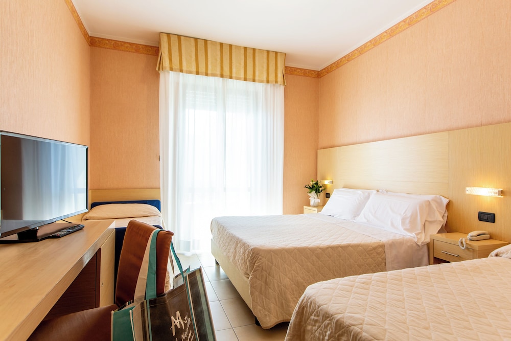 ROOM, QUADRUPLE