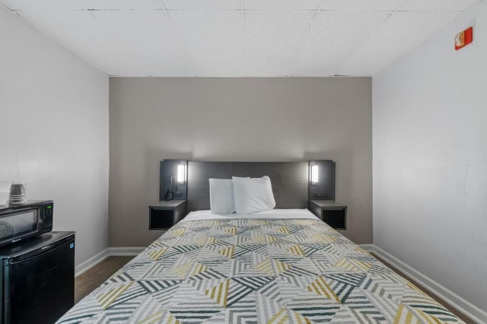 EXECUTIVE, QUEEN BED