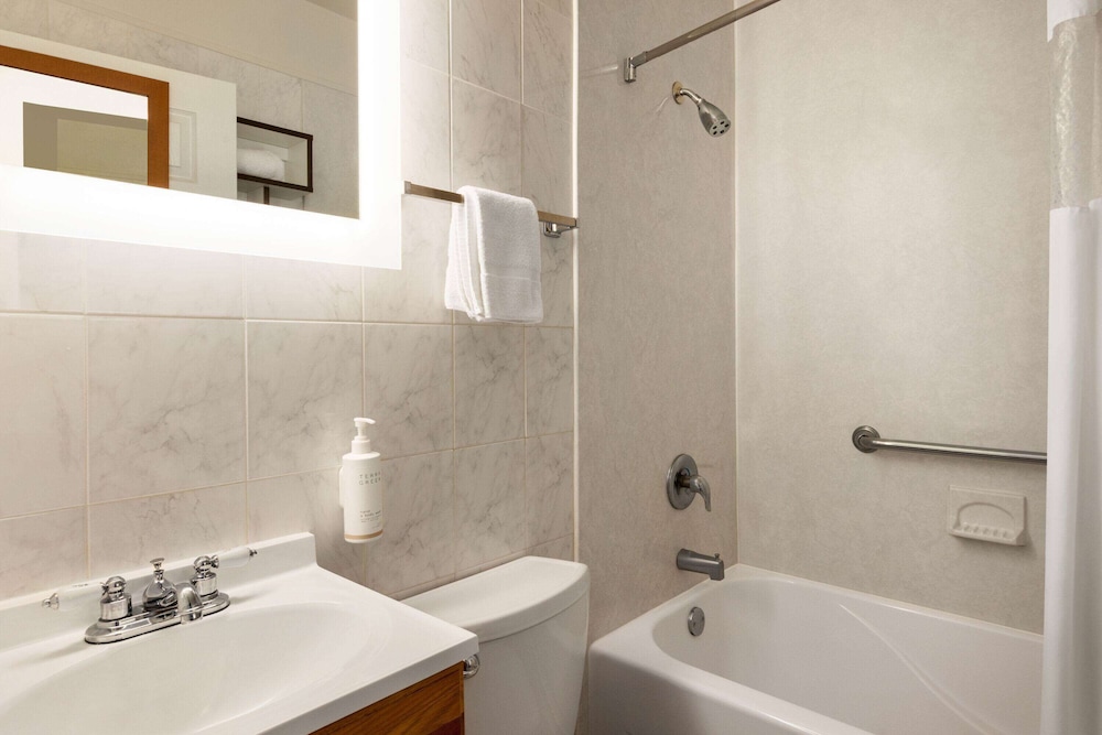 غرفة بسريرين مزدوجين بإطلالة جزئية على البحر، Howard Johnson By Wyndham Ocean City Oceanfront 6/7