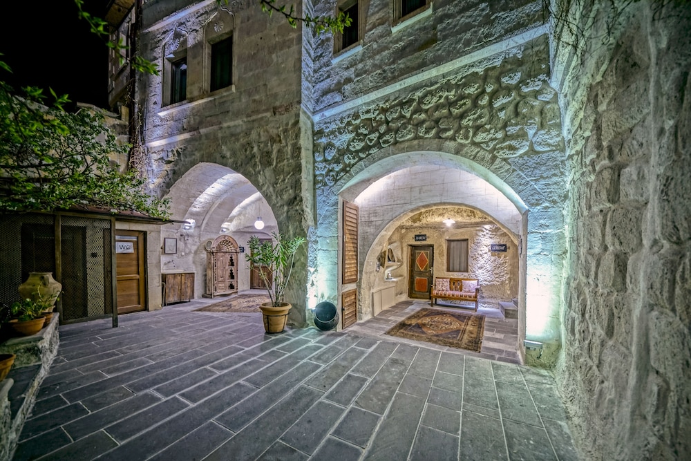 Elysee Cave House 91/100