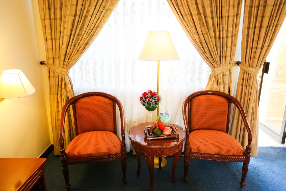 Royal Hotel 25/30