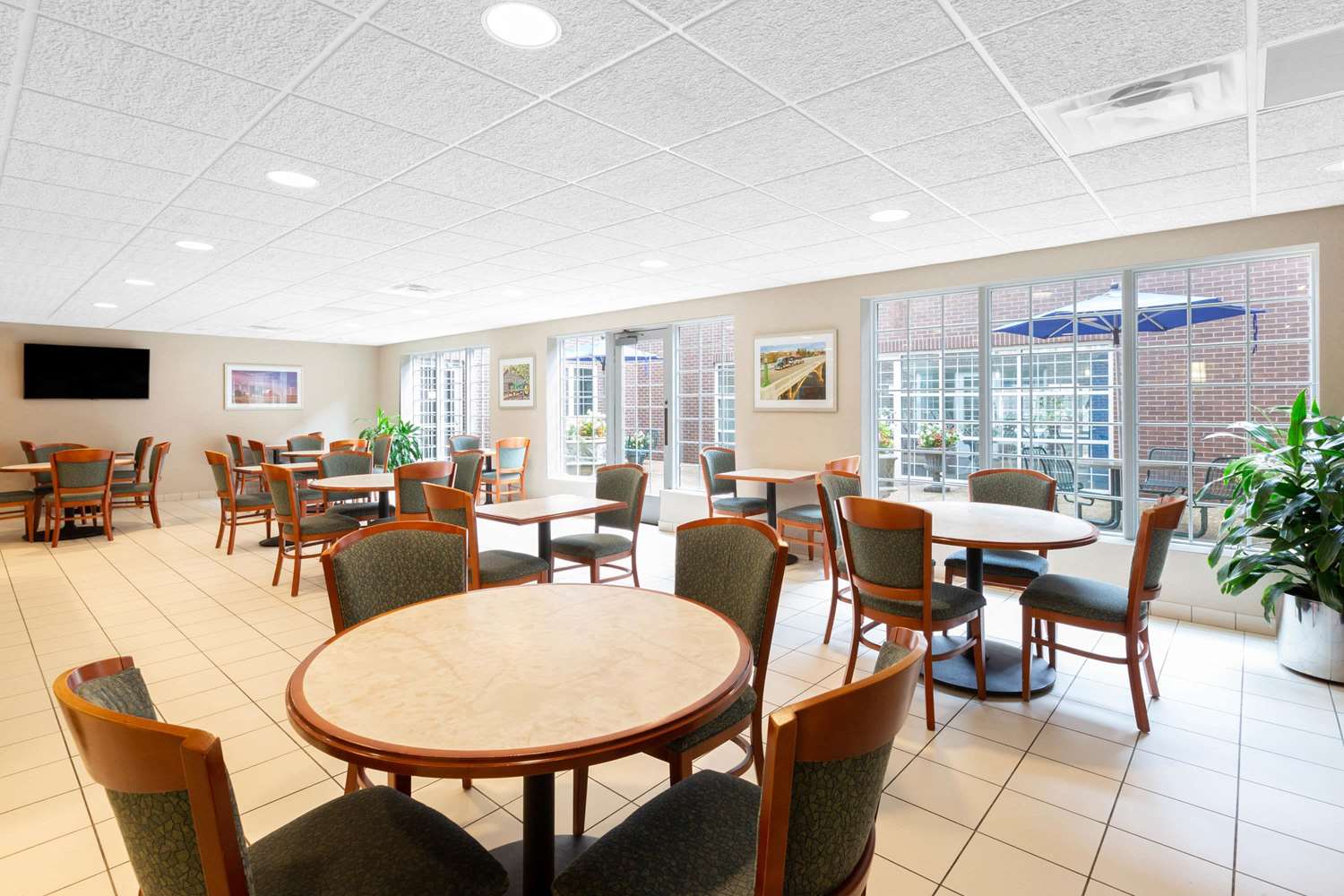 Baymont By Wyndham Des Moines Airport 38/56