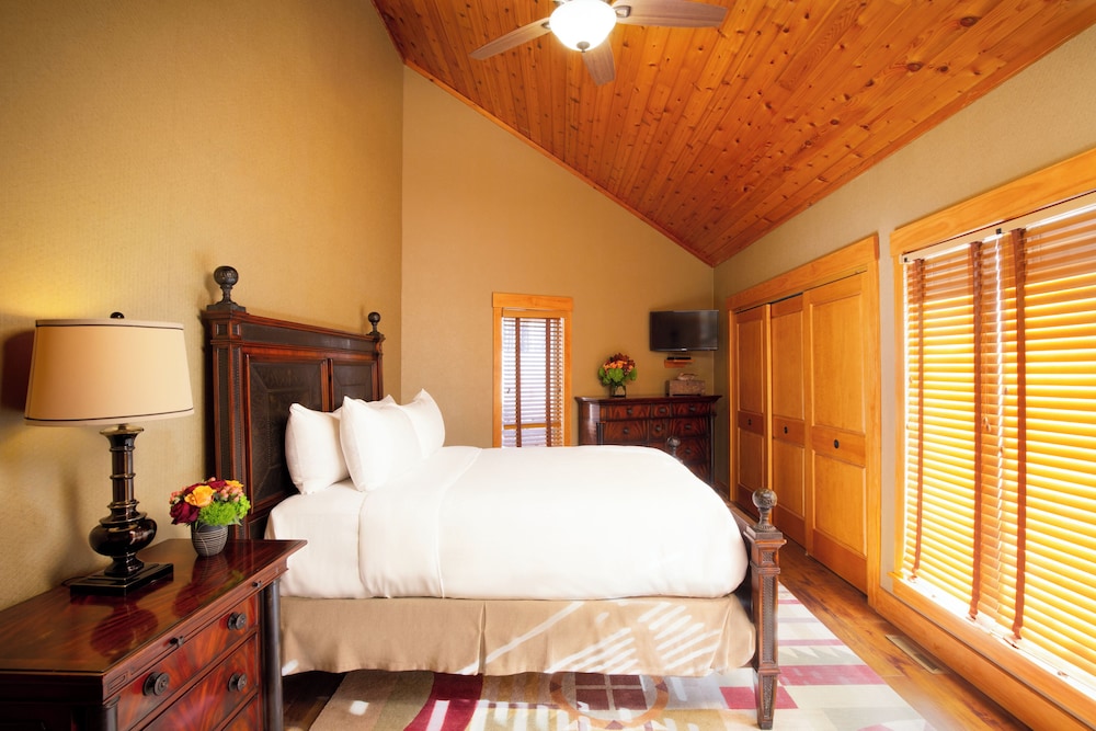 Lodge, King Bed, 3 Queen Beds, Deck Next Tower