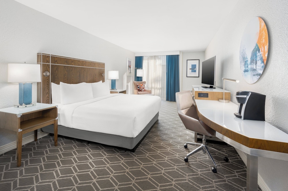 غرفة قياسية بسرير كينج، Wyndham Jacksonville Hotel and Conference Center 2/10