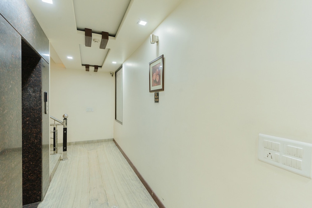 Fabhotel Signature Inn 50/50