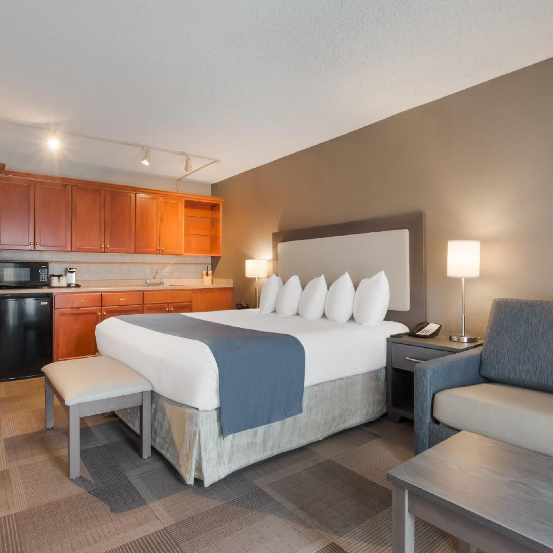 غرفة بسرير كينج مع أريكة، Best Western St Catharines Hotel Conference Centre 2/7