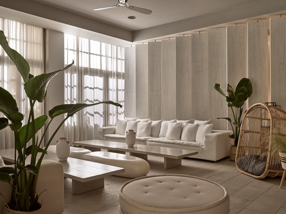 The Bay Hotel and Suites 42/60