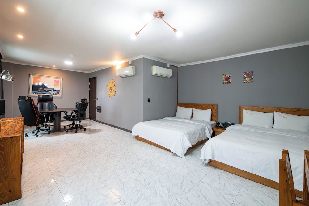 Gung Tourist Hotel 10/52