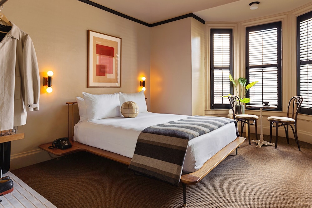 STANDARD, QUEEN BED