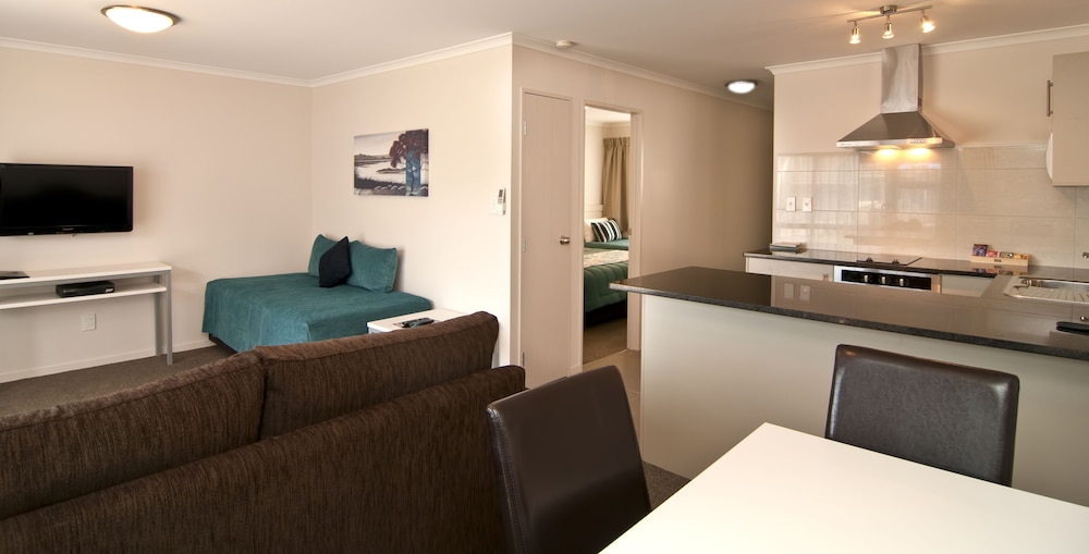 Breakwater Motel 44/60