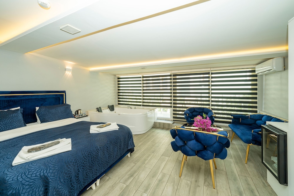 ELITE, QUEEN BED, CITY VIEW, JETTED TUB