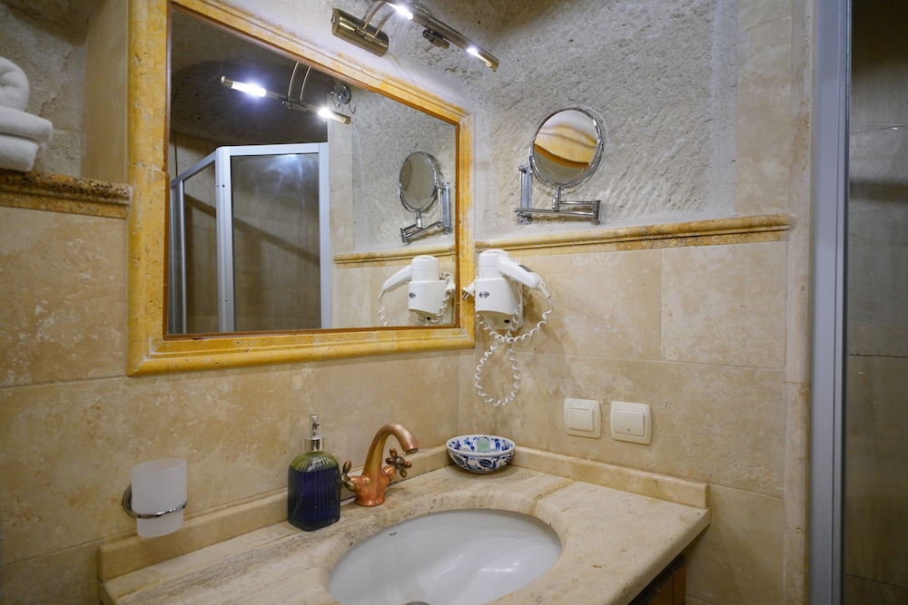 Harman Cave Hotel 76/78