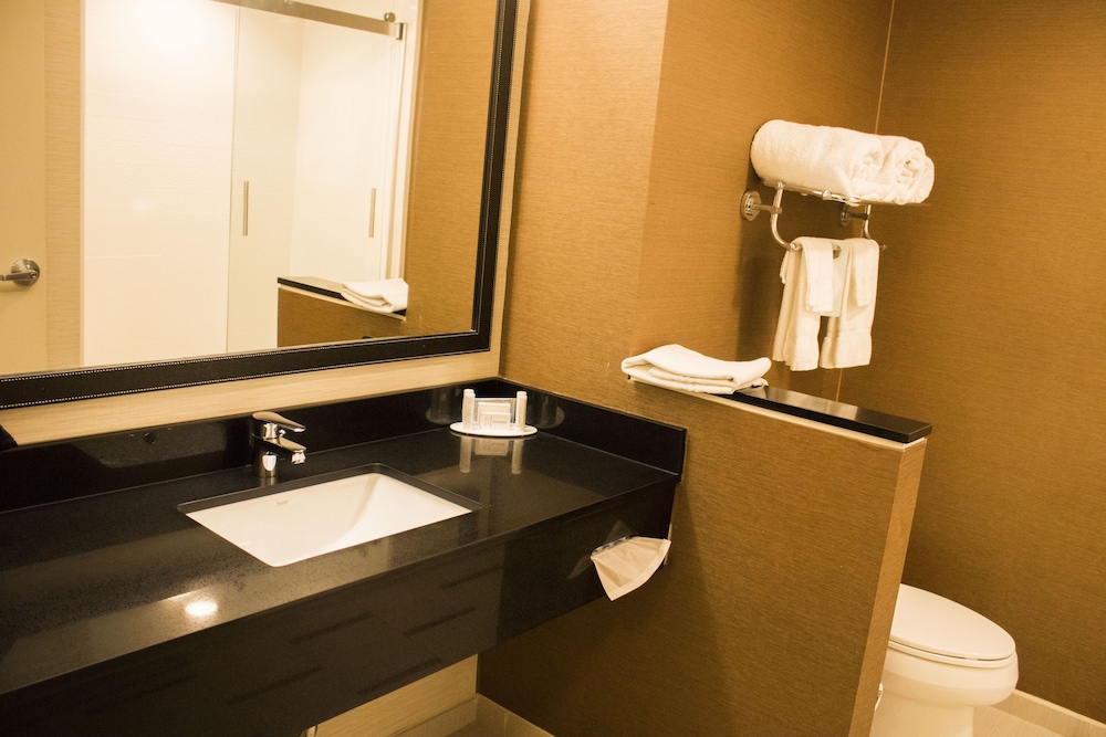 Fairfield Inn and Suites Barrie 25/28