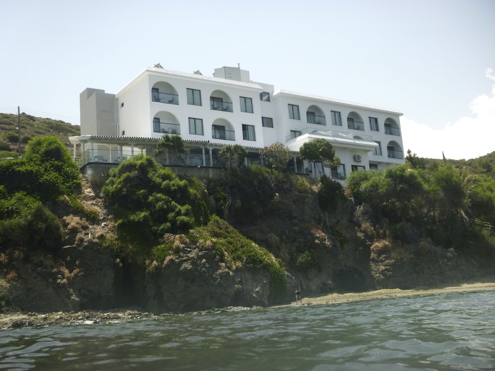E.J Pyrgos Bay Hotel 33/41