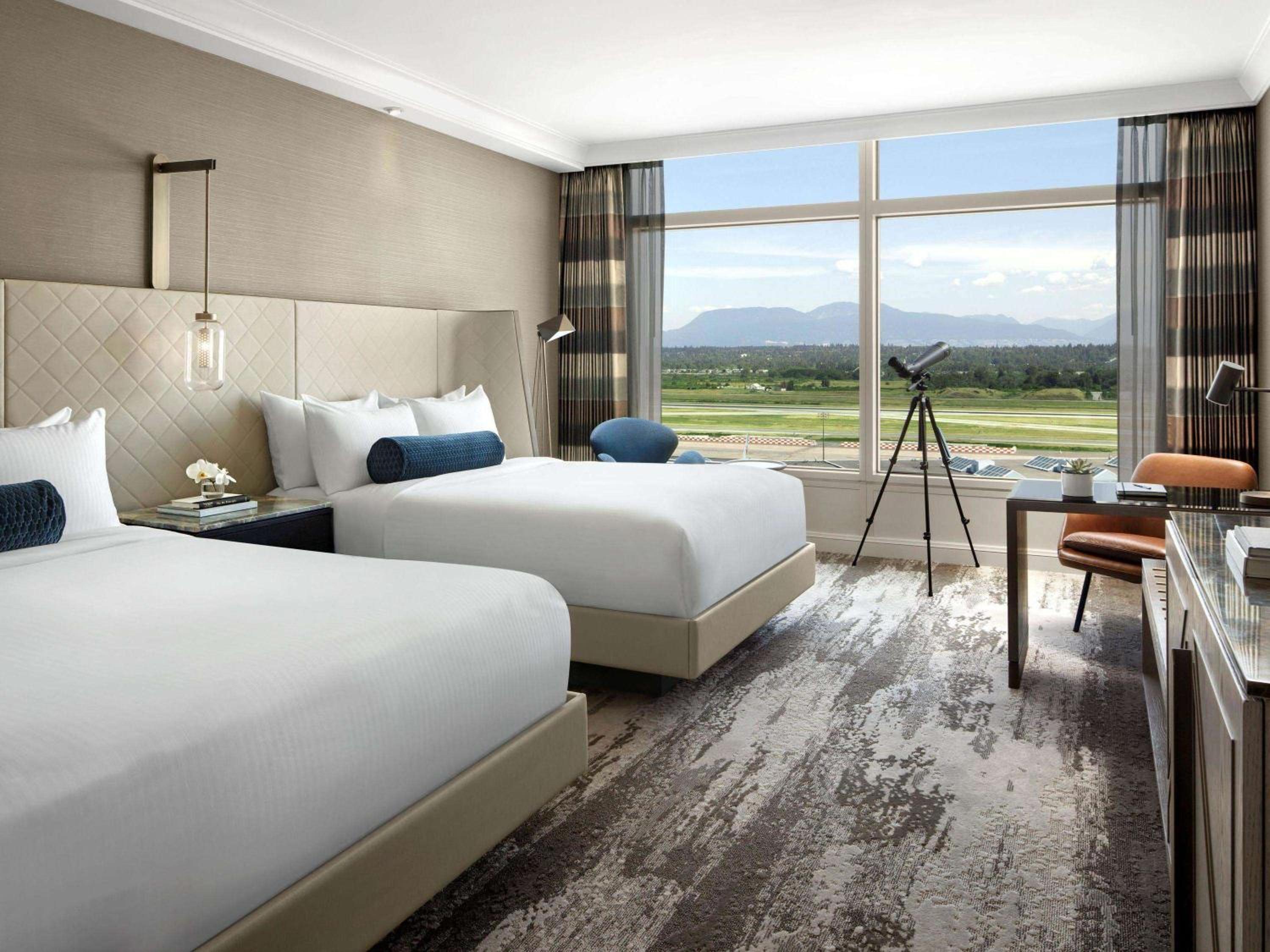 Fairmont Gold, King Bed, 2 Queen Beds, Runway View