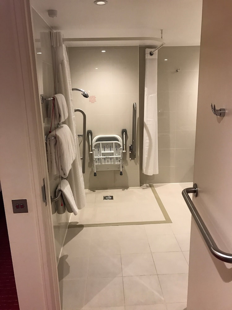 غرفة قياسية بسرير كينج لذوي الإعاقة، Holiday Inn London - Kensington High St. by IHG 4/4