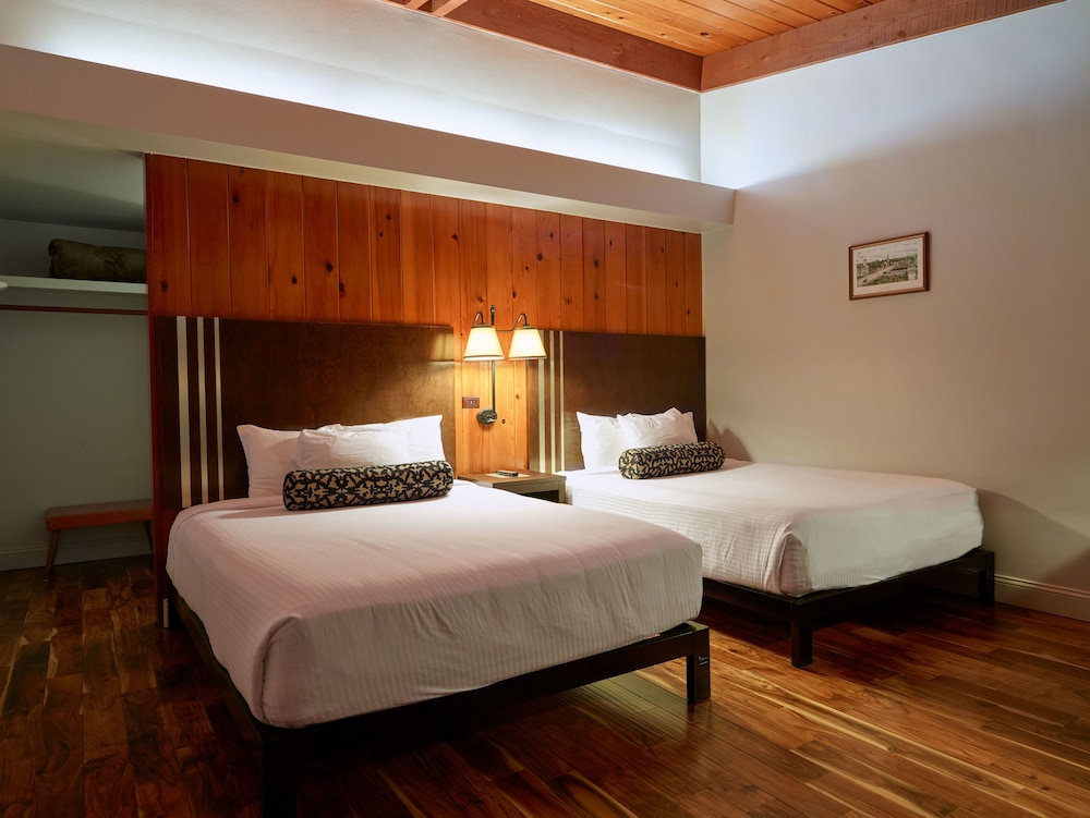 STANDARD, 2 QUEEN BEDS