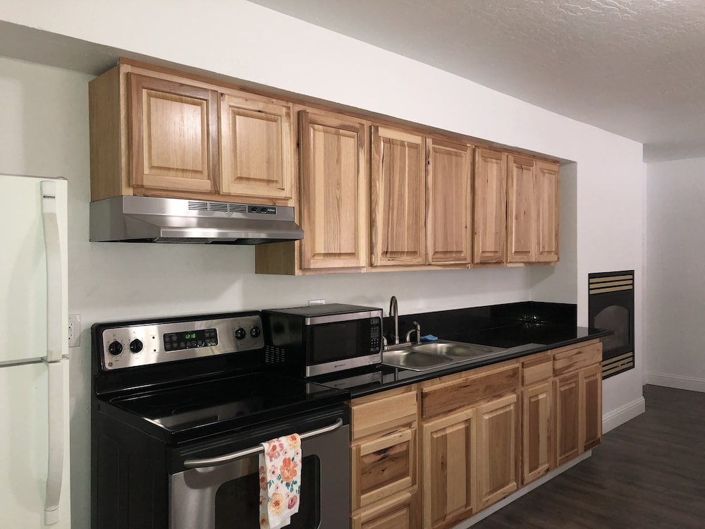 Cedar Inn & Suites 6/64