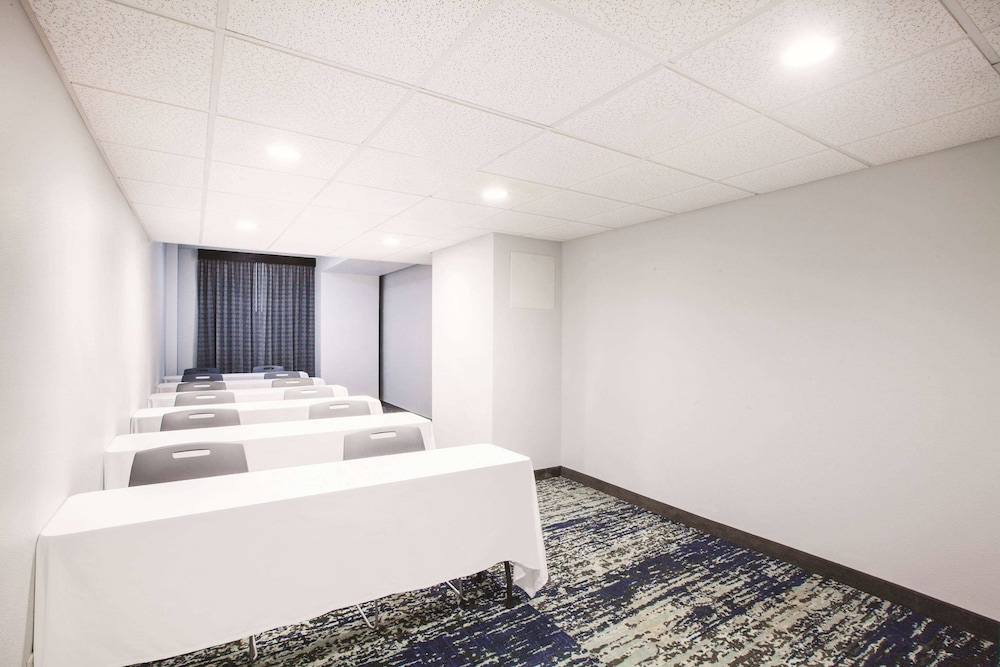 Holiday Inn Express - Dallas Downtown, an IHG Hotel 29/73