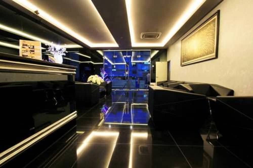 J SUITES HOTEL 6/47