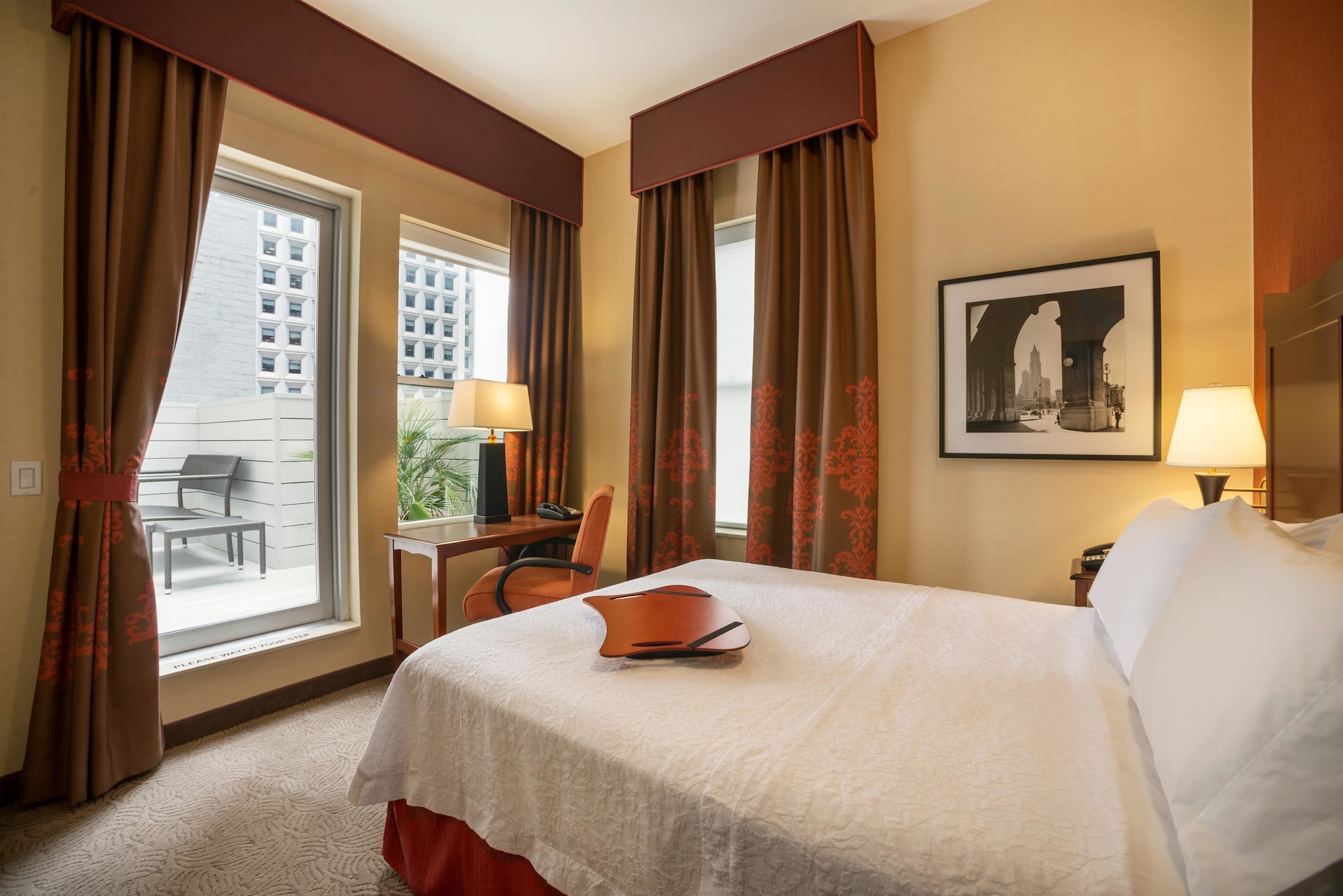 ROOM, QUEEN BED