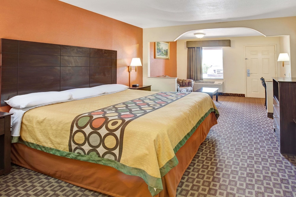 Super 8 by Wyndham Mont Belvieu/Baytown East 4/21