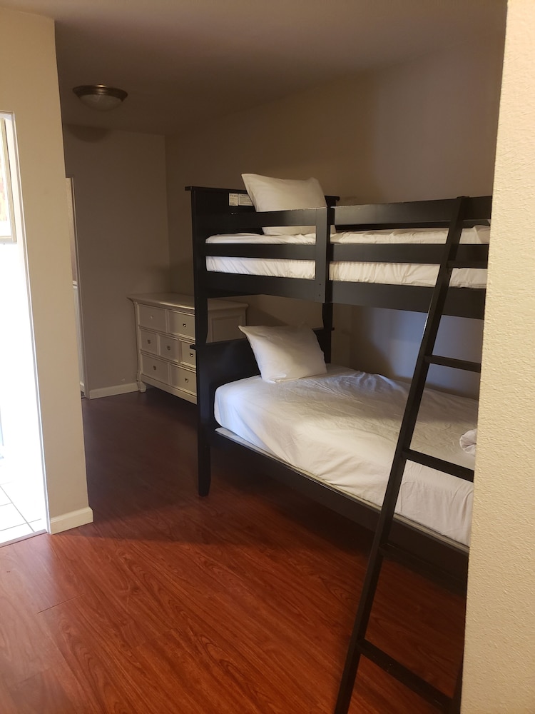 Travelodge by Wyndham Traverse City MI 12/27