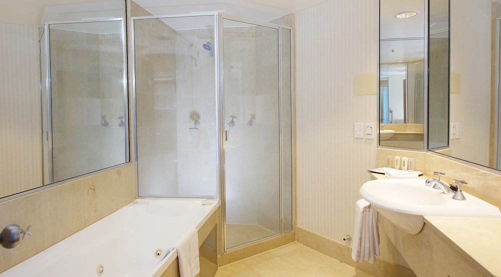 Crowne Plaza Surfers Paradise 9/77
